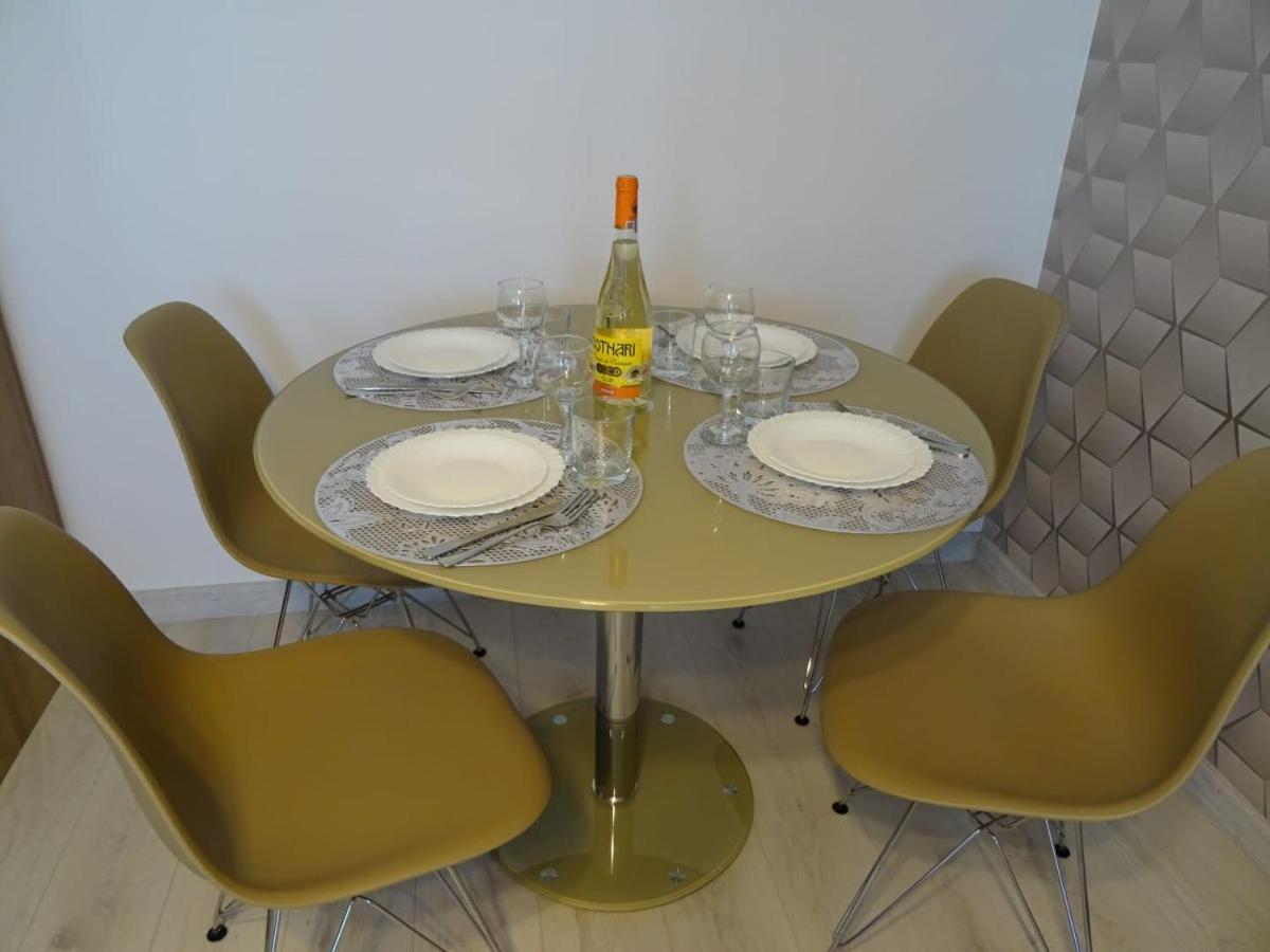 Carla'S Apart Palas-Hala Centrala 1 Bedroom, Airport Shuttle ยาช ภายนอก รูปภาพ