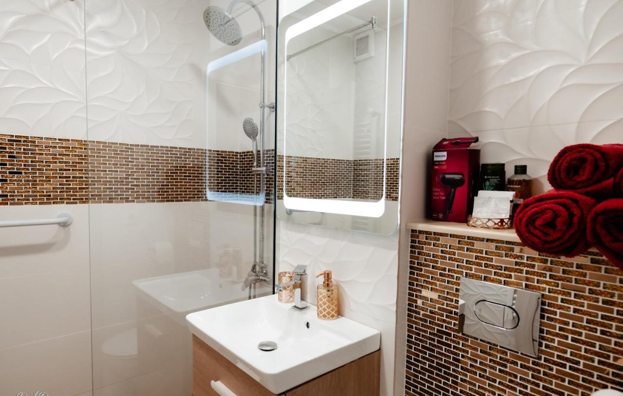 Carla'S Apart Palas-Hala Centrala 1 Bedroom, Airport Shuttle ยาช ภายนอก รูปภาพ