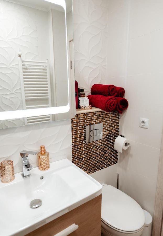 Carla'S Apart Palas-Hala Centrala 1 Bedroom, Airport Shuttle ยาช ภายนอก รูปภาพ
